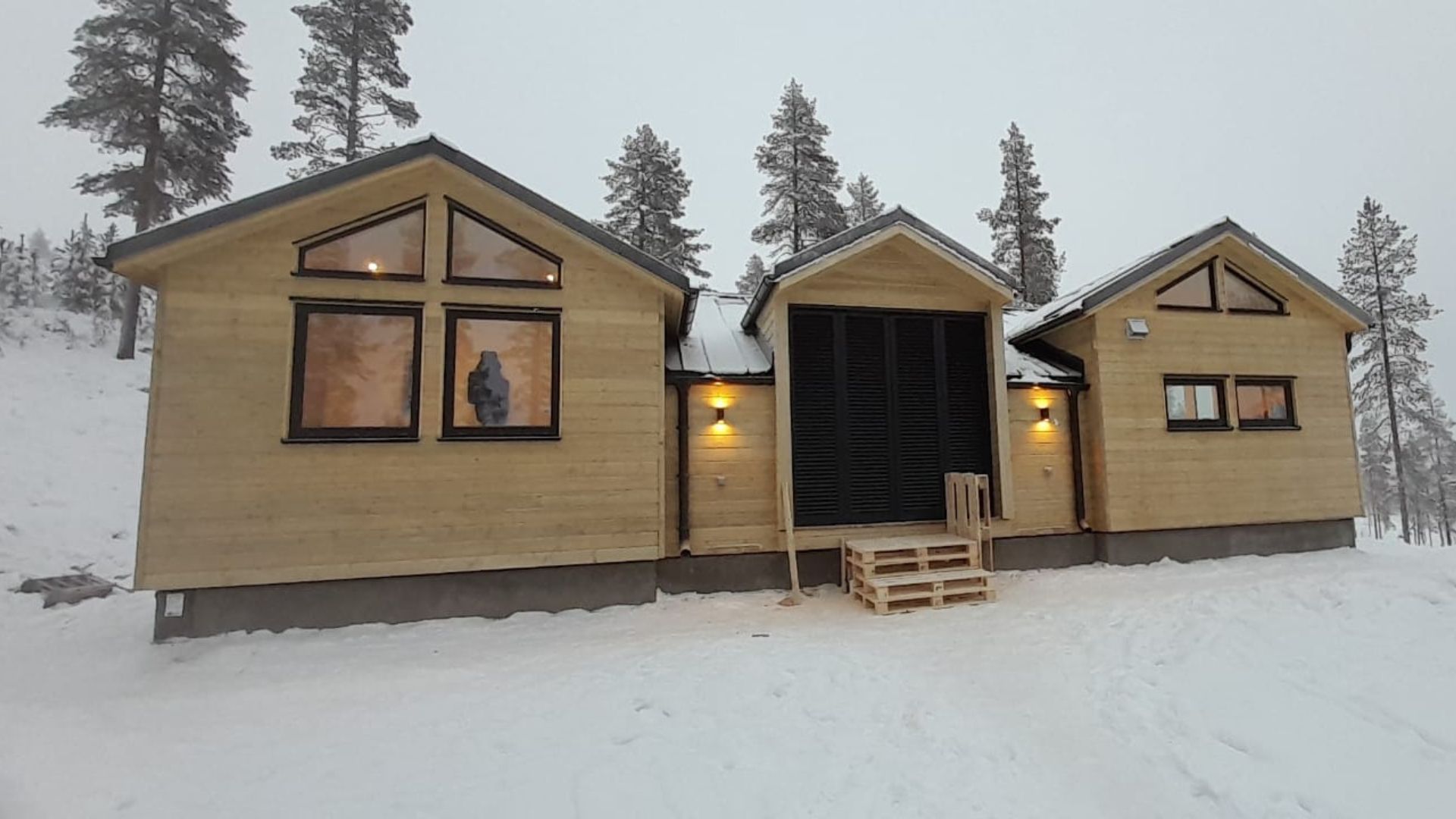 Stor fjällstuga exteriör snö