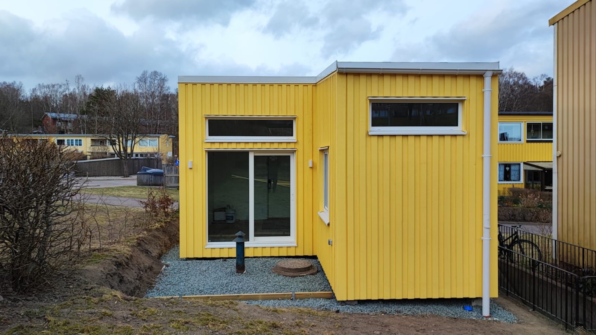 Gult attefallshus i vinkel