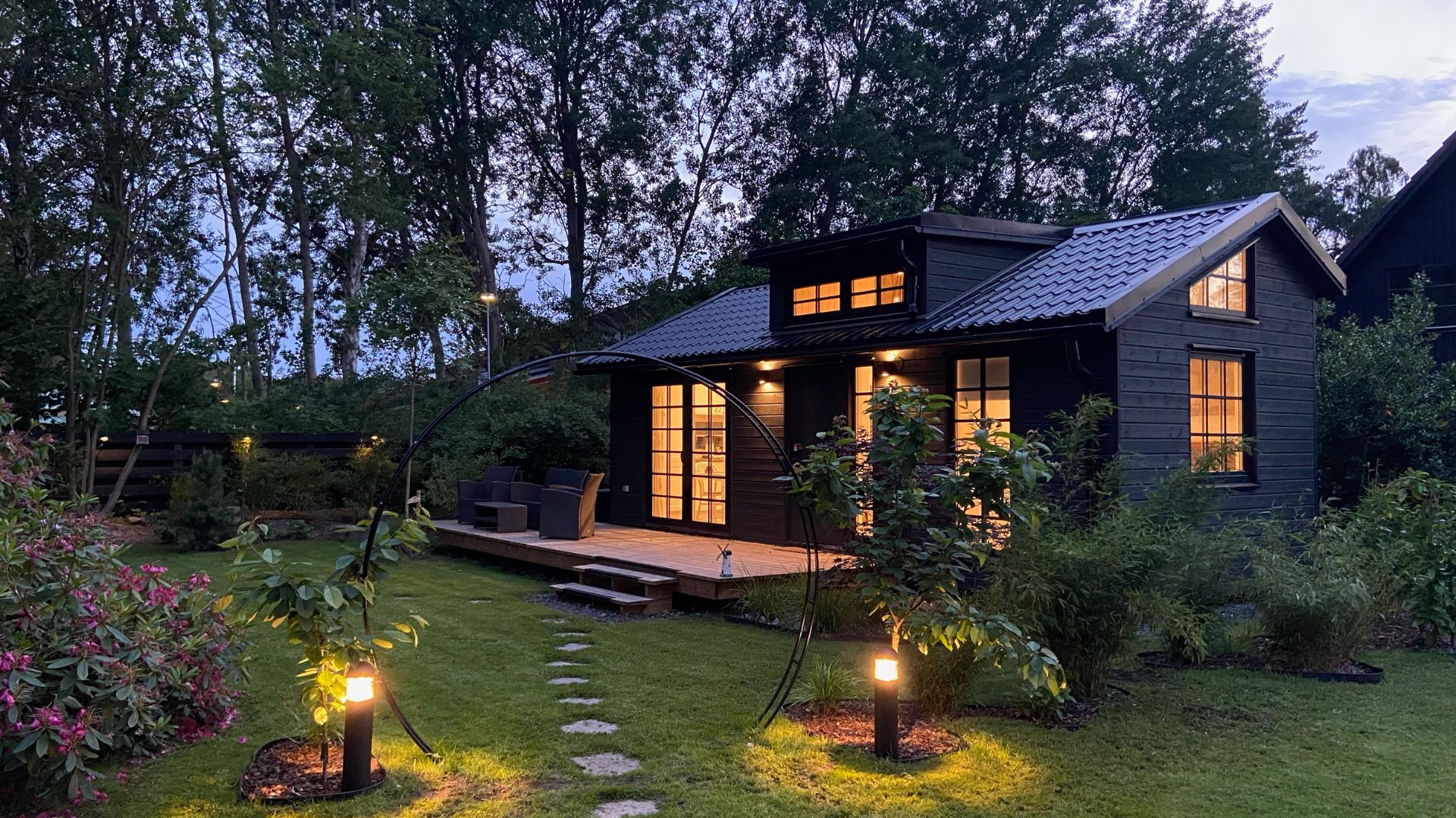 Attefallshus under kvällen i Höllviken