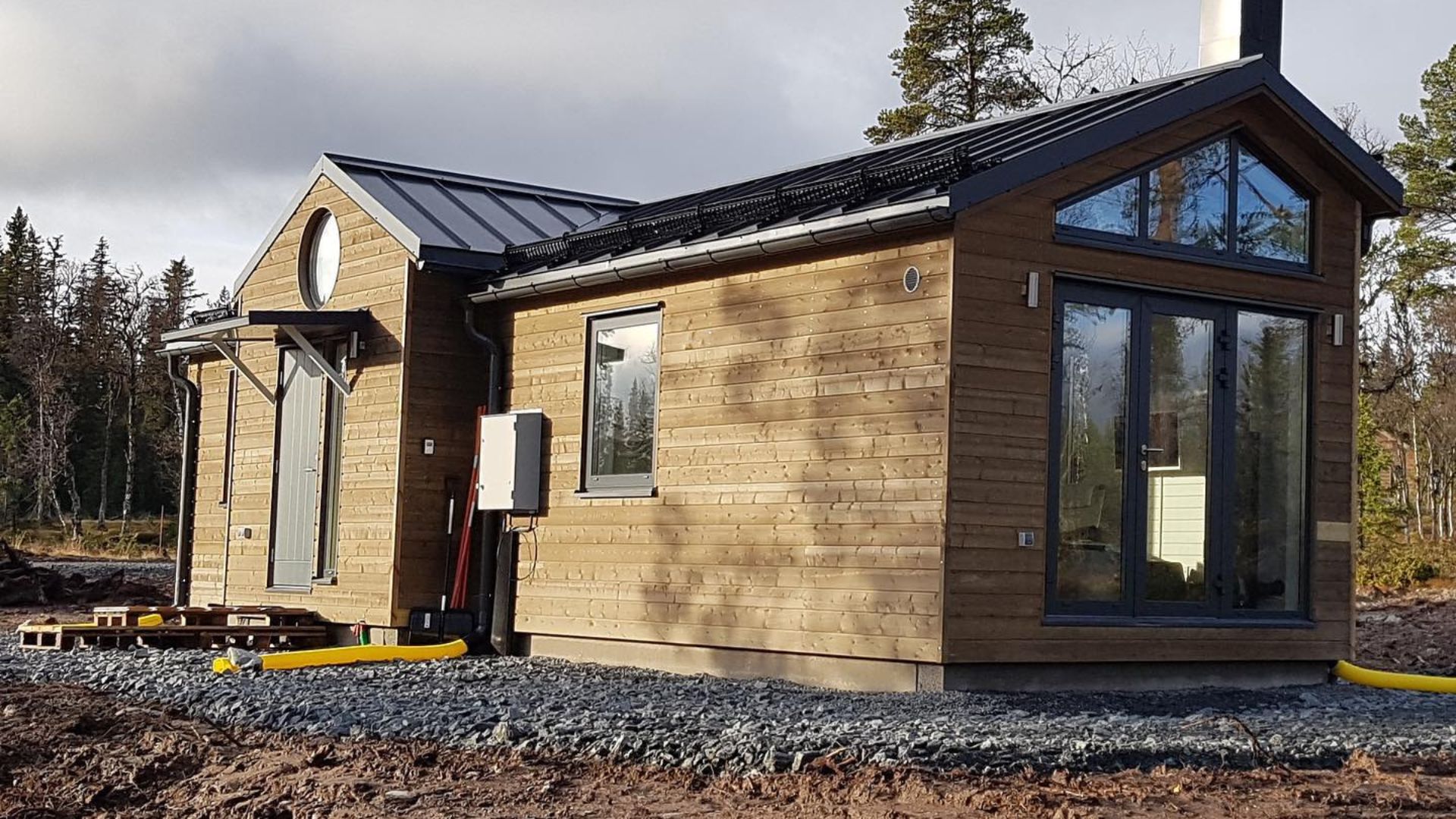 Fjällstuga exteriör brun