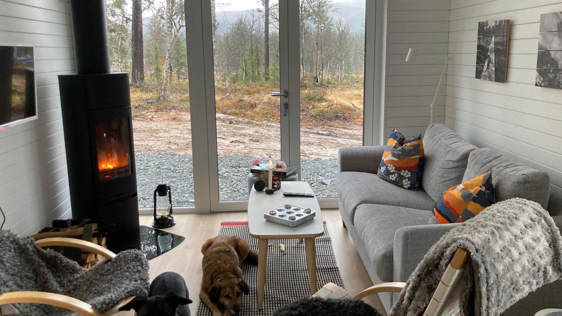 Fjällstuga vardagsrum med kabin