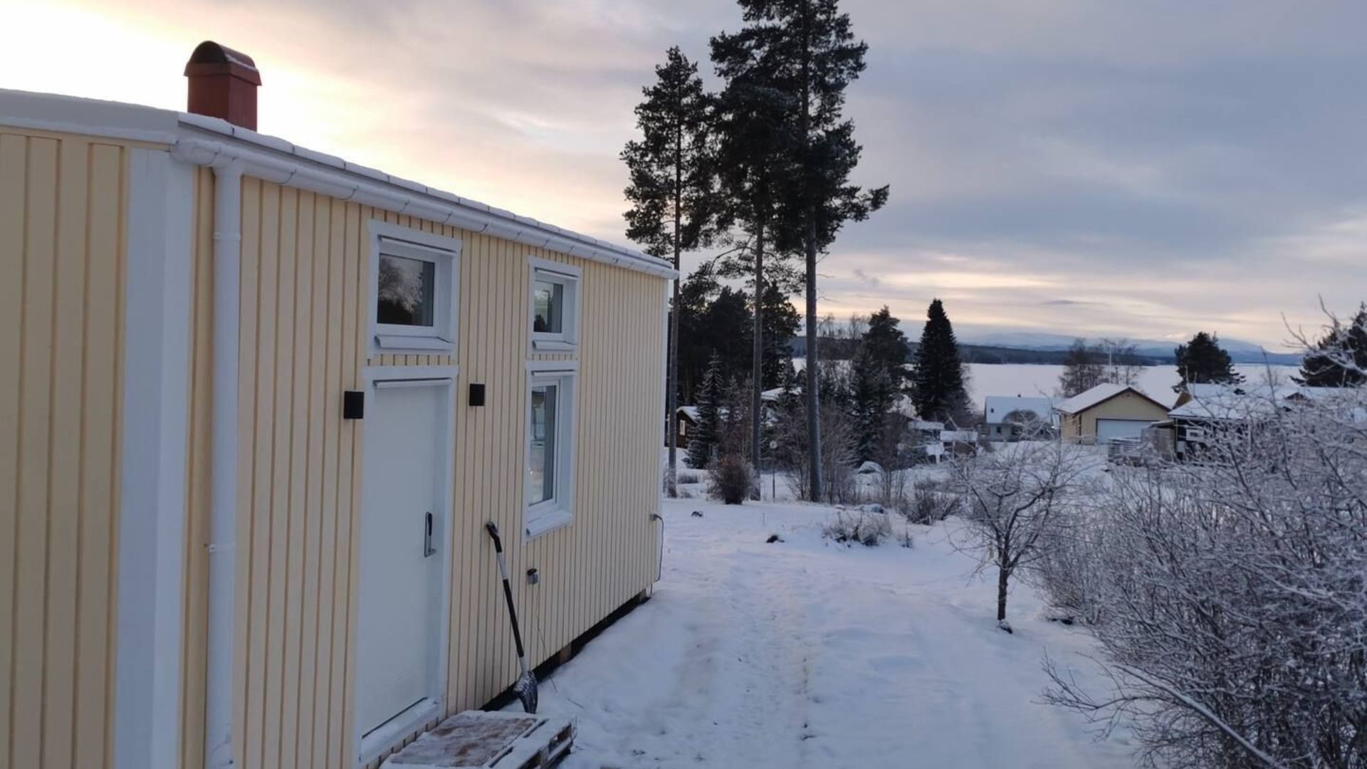 Attefallshus vinter gul