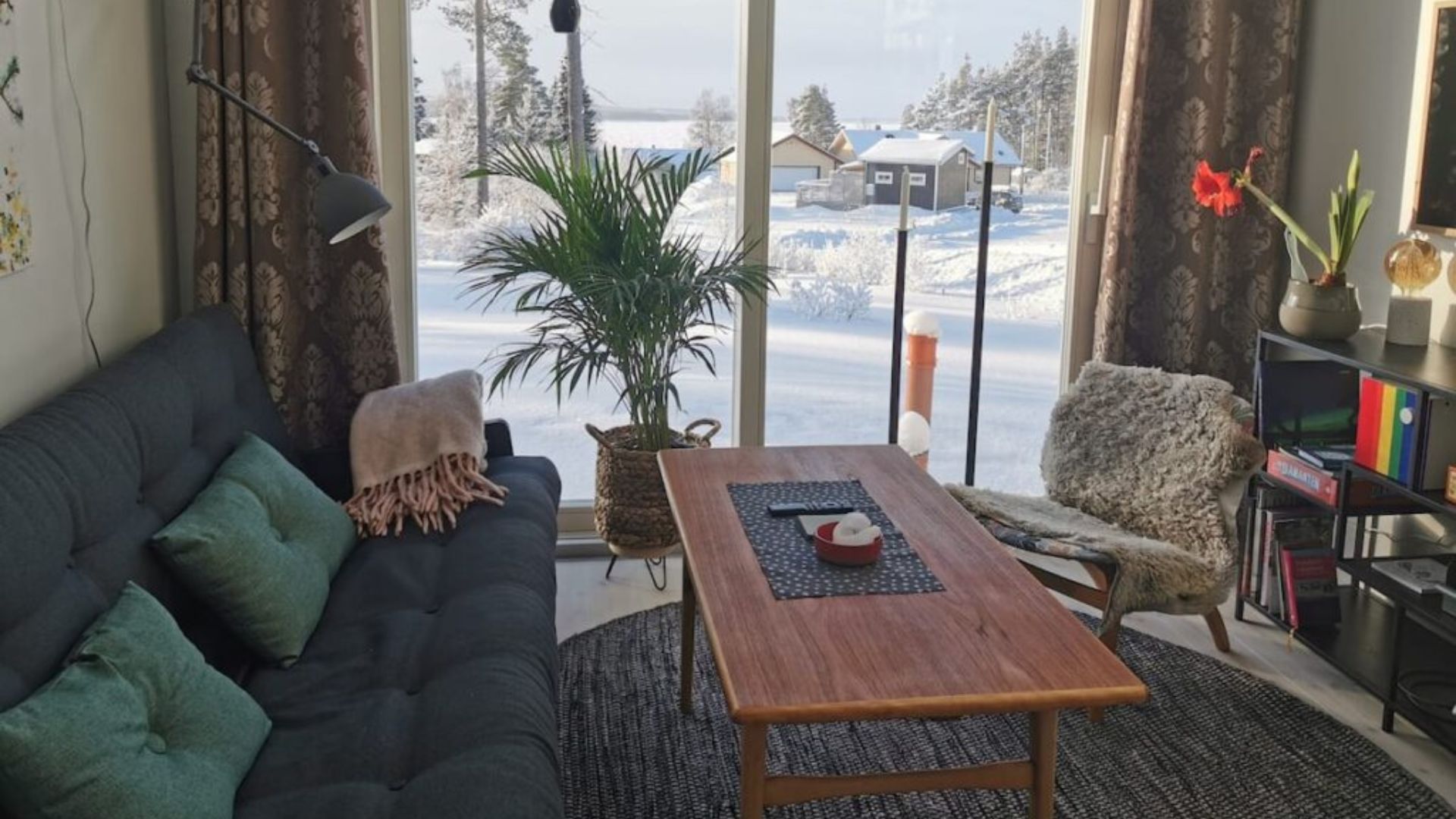 Attefallshus vardagsrum med soffa och fåtölj