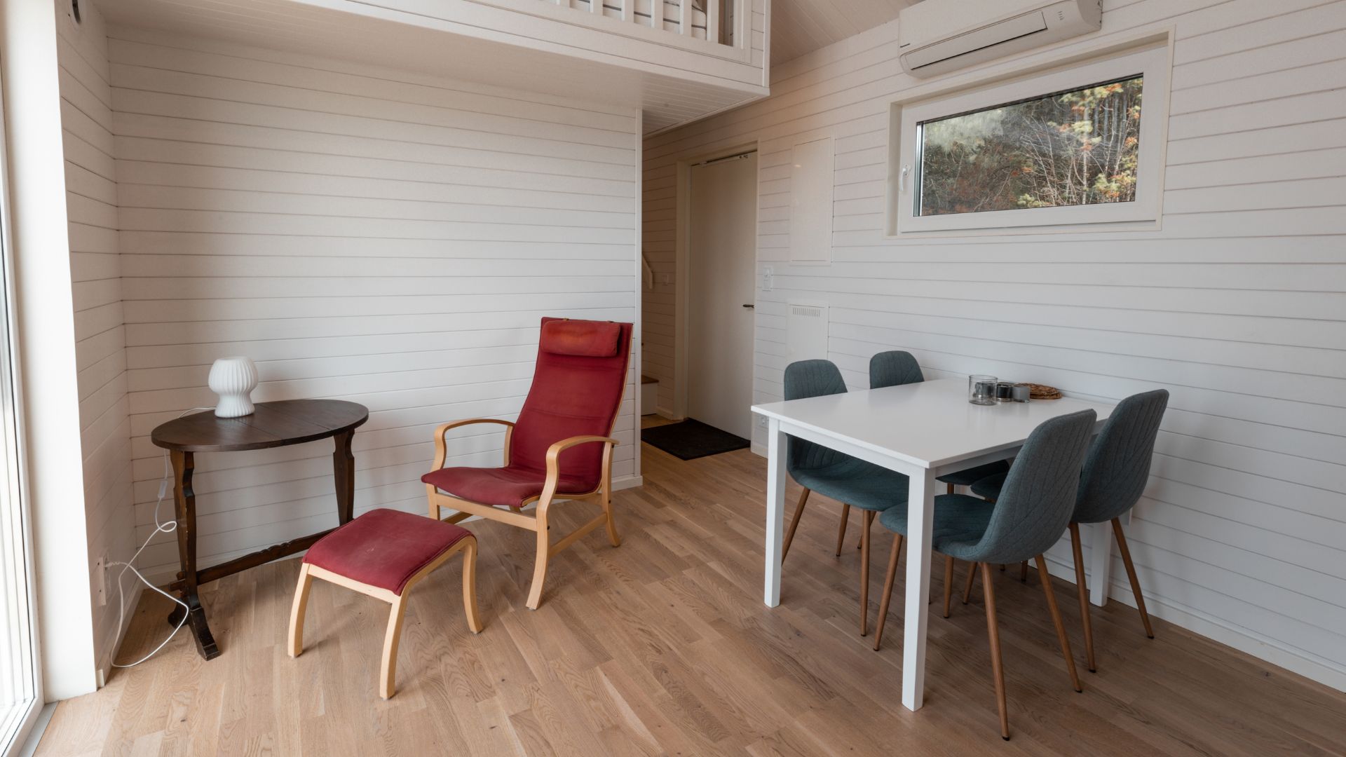 Attefallshus allrum med köksbord och fåtölj